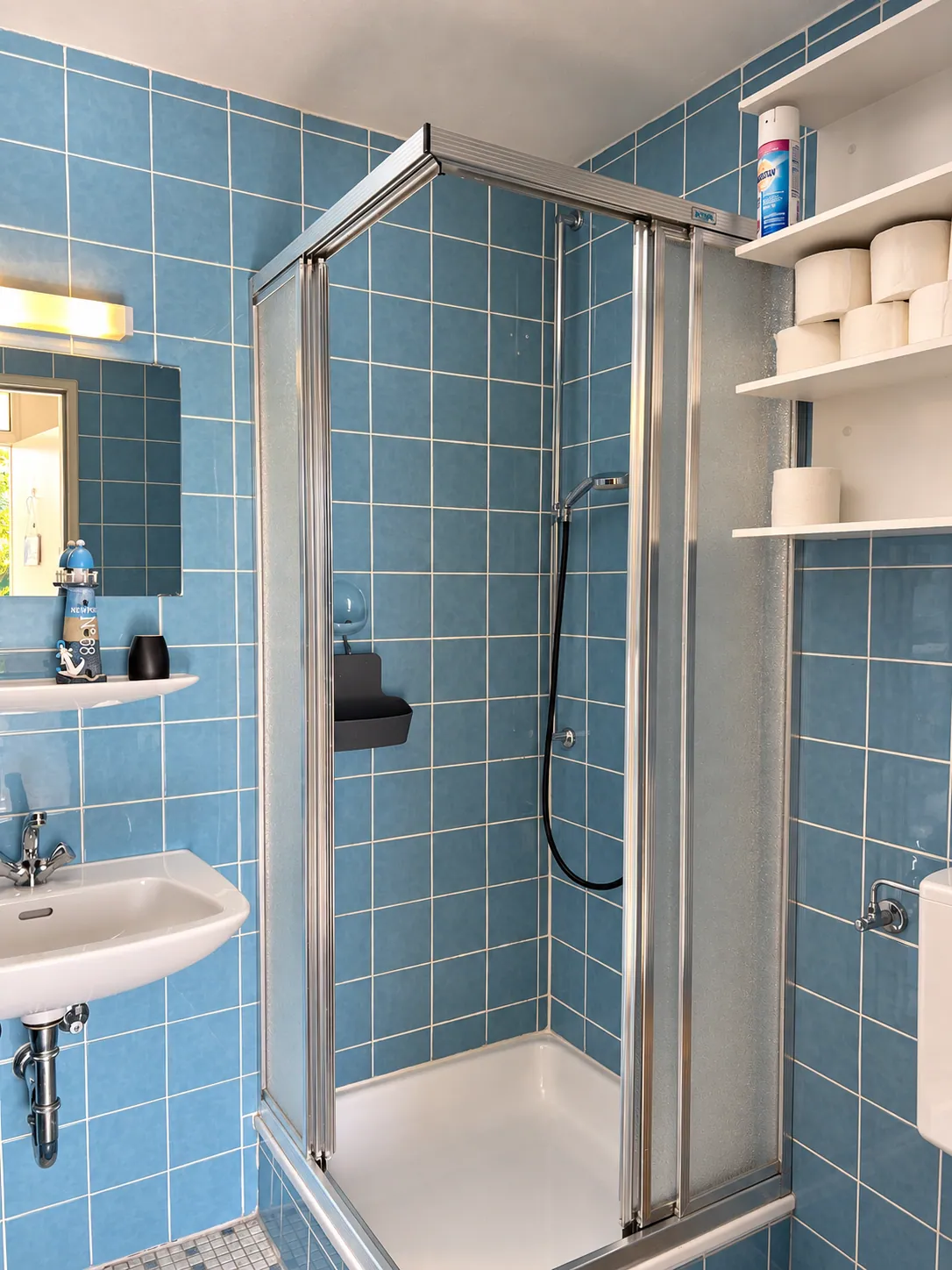 Dusche im blau gefliesten Bad der Seglerstube in Bodman – Seglerstube Bodman in Bodman