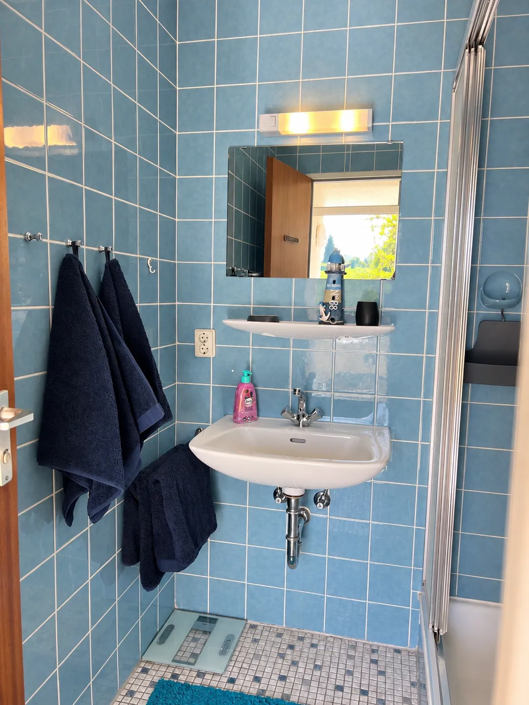 Waschbecken im blau gefliesten Bad der Seglerstube in Bodman – Seglerstube Bodman in Bodman