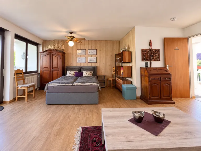 Bett und Sitzgruppe in der Seglerstube in Bodman – Seglerstube Bodman in Bodman