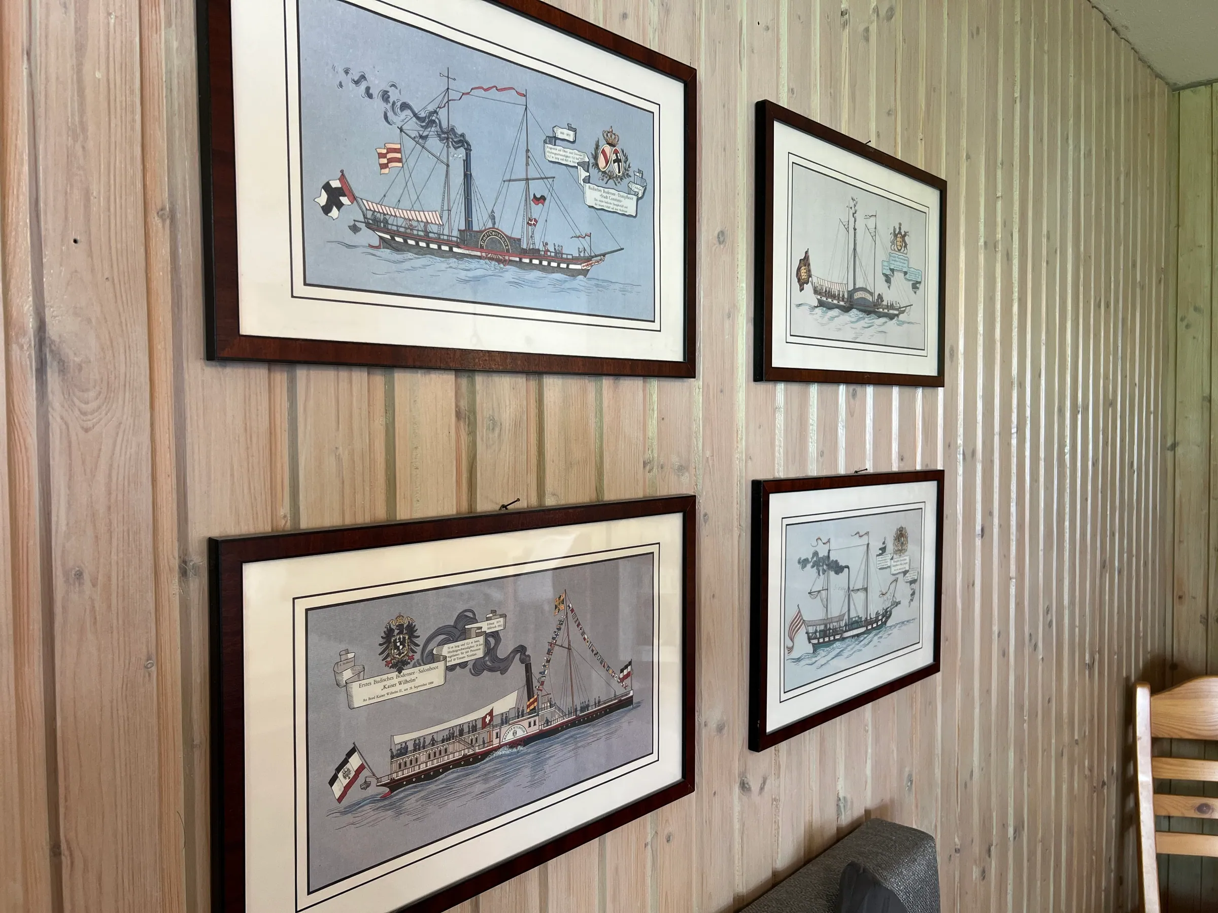 Maritime Bilder an der Wand der Seglerstube in Bodman – Seglerstube Bodman in Bodman