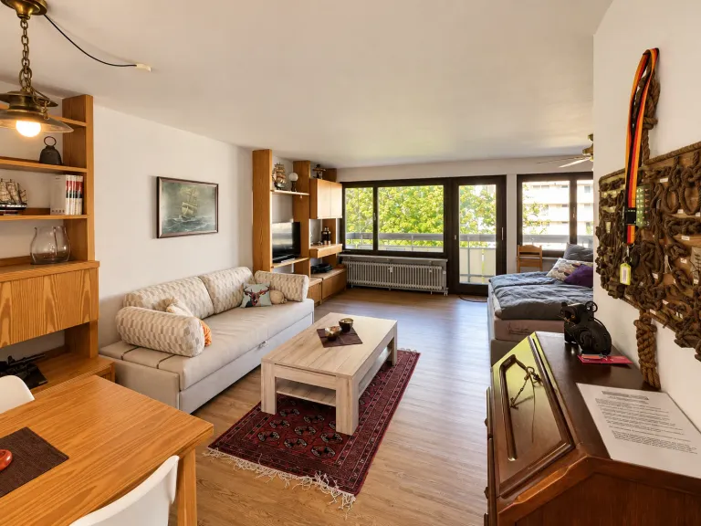Wohn- und Schlafbereich mit Sofa, Bett und Fensterfront in der Seglerstube in Bodman – Seglerstube Bodman in Bodman