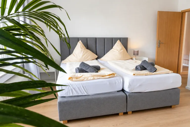 Zwei nebeneinanderstehende Betten im Schlafzimmer – AVIVA Ankerplatz in Bodman