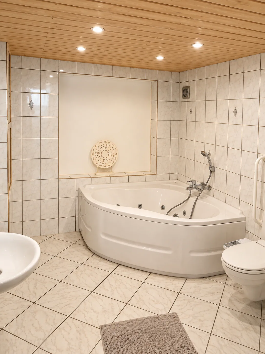 Badezimmer mit Eckbadewanne – AVIVA Ankerplatz in Bodman