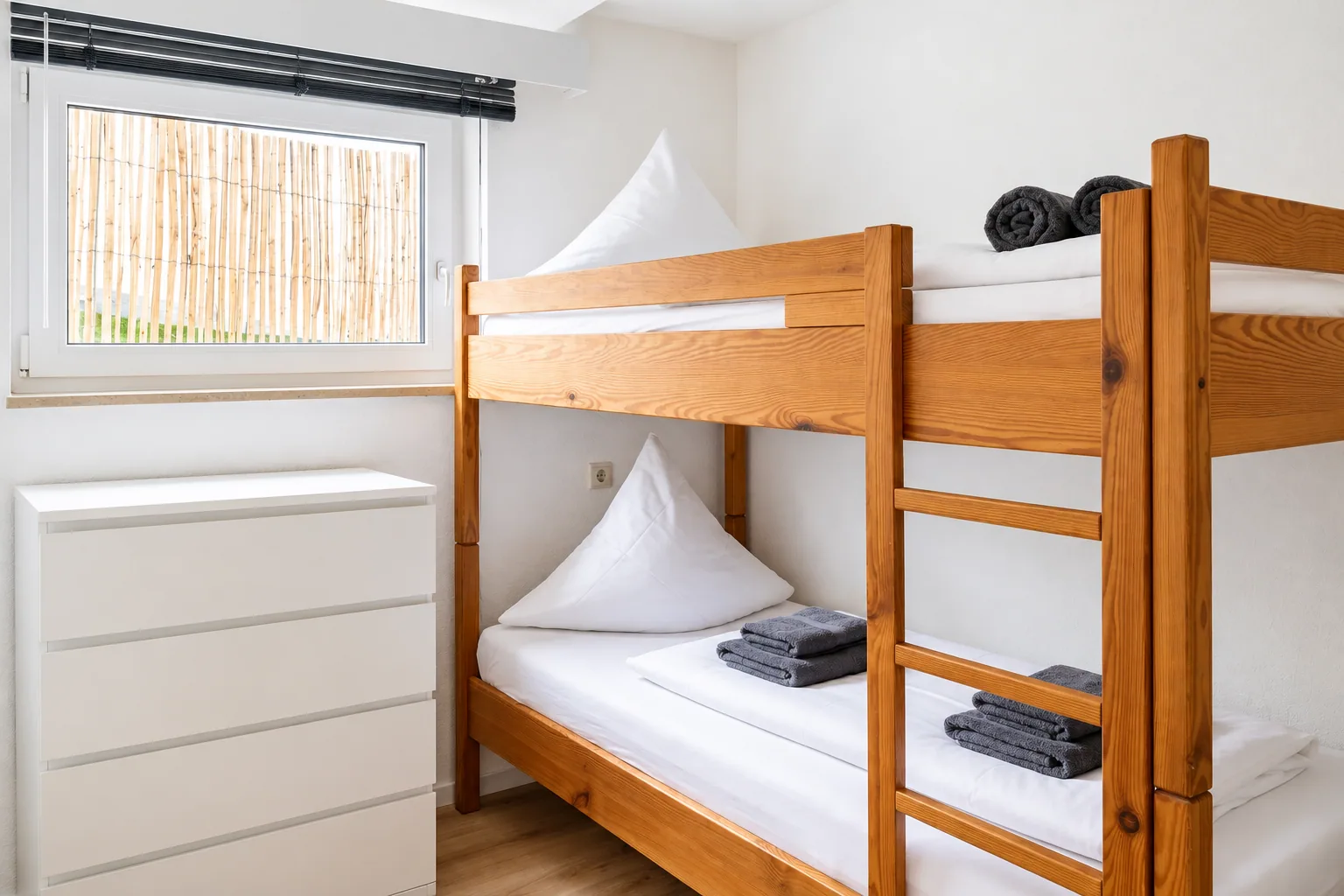 Zimmer mit Etagenbett – AVIVA Ankerplatz in Bodman