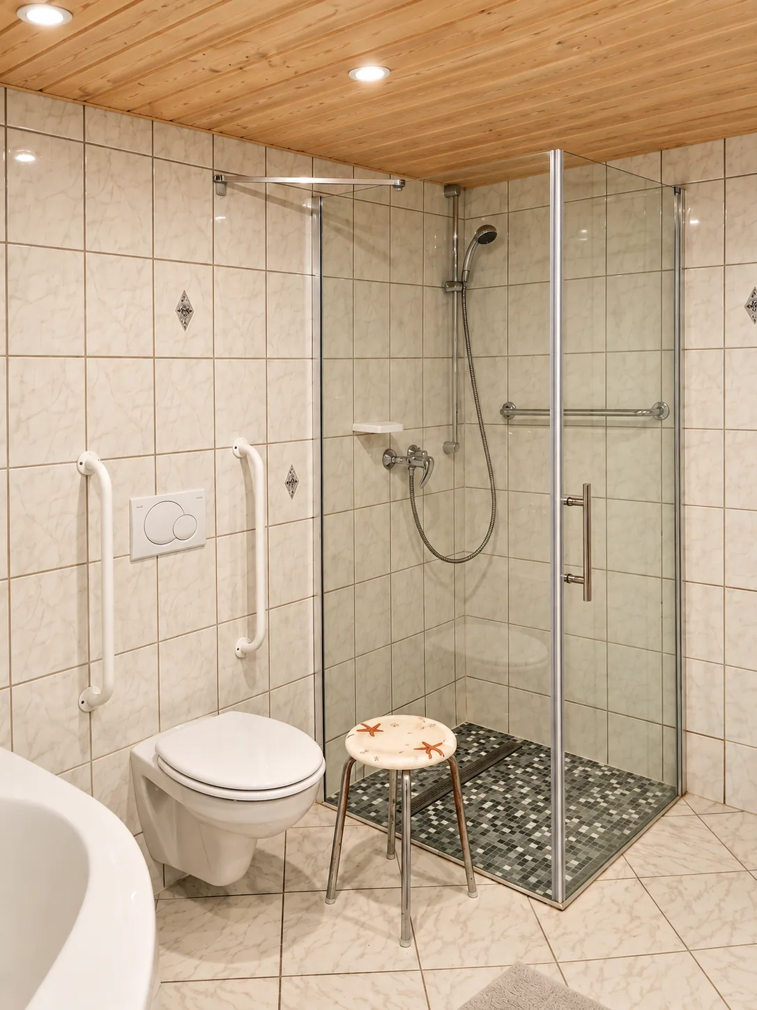 Dusche mit Glasabtrennung im Badezimmer – AVIVA Ankerplatz in Bodman