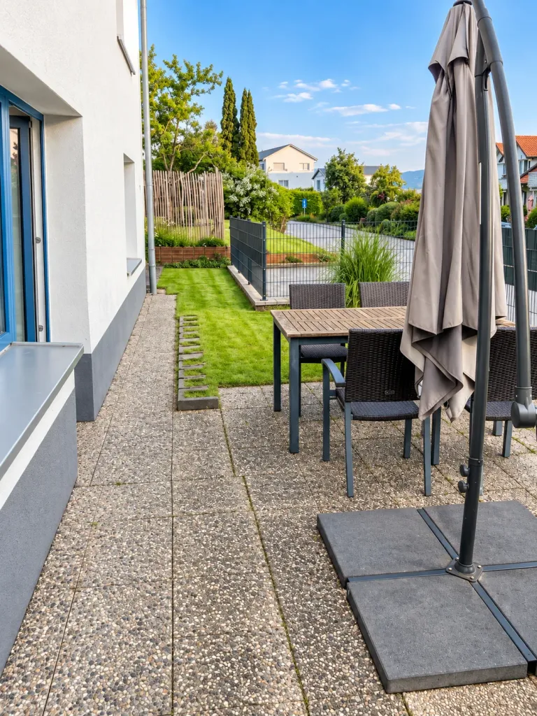 Terrasse mit Tisch und Stühlen vor dem Wohnbereich – AVIVA Ankerplatz in Bodman