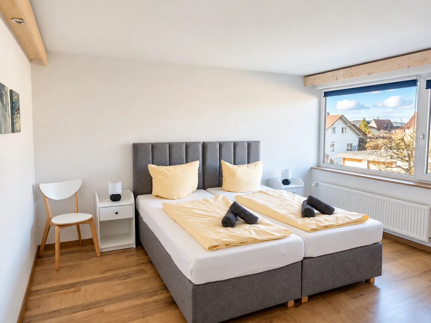 Schlafzimmer mit Doppelbett und Fenster – AVIVA Seepanorama in Bodman