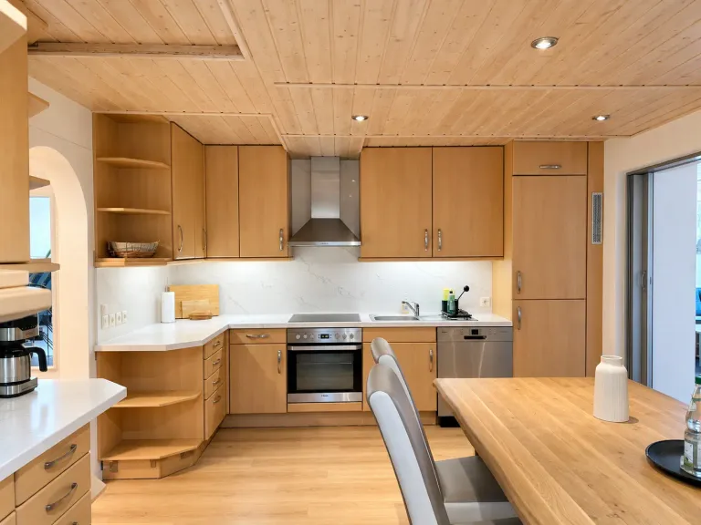 Küche mit Herd, Backofen und Spüle – AVIVA Seepanorama in Bodman