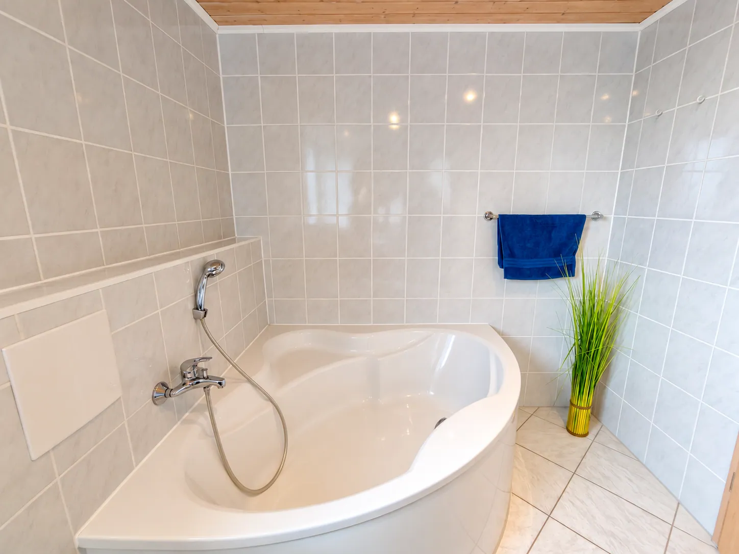 Badewanne im gefliesten Badezimmer – AVIVA Seepanorama in Bodman