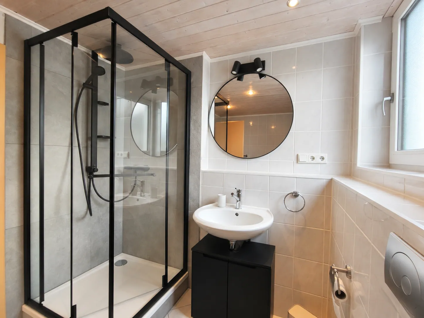 Dusche mit Glasabtrennung und Waschbecken im Bad – AVIVA Seepanorama in Bodman