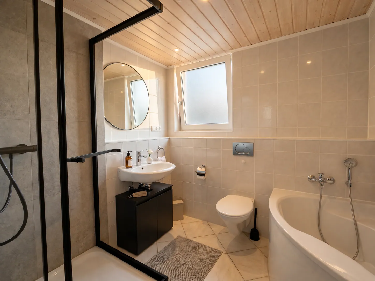 Bad mit Dusche, Waschbecken, WC und Badewanne – AVIVA Seepanorama in Bodman