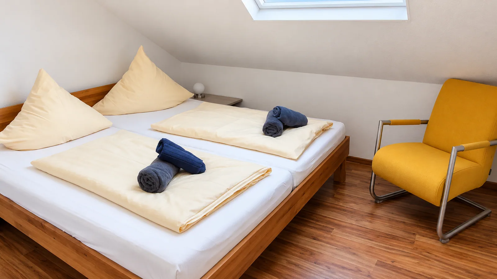 Schlafzimmer mit Doppelbett – AVIVA Sonnendeck in Bodman