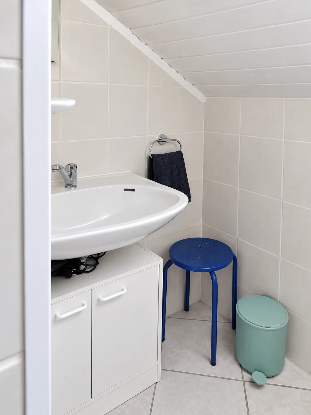 Badezimmer mit Dusche und Waschbecken – AVIVA Sonnendeck in Bodman