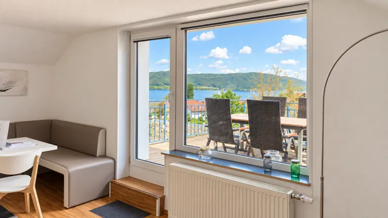 Sitzbereich am Fenster mit Blick auf den Balkon – AVIVA Sonnendeck in Bodman