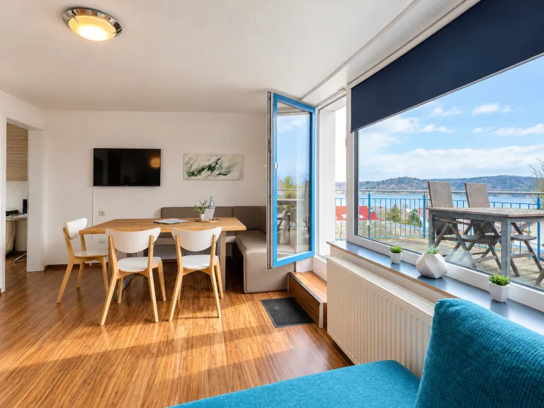 Essplatz und Wohnbereich mit Blick über den Balkon auf den Bodensee – AVIVA Sonnendeck in Bodman