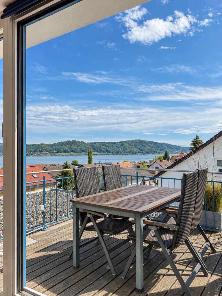 Balkontisch und Stühle mit Blick über die Dächer auf den Bodensee – AVIVA Sonnendeck in Bodman