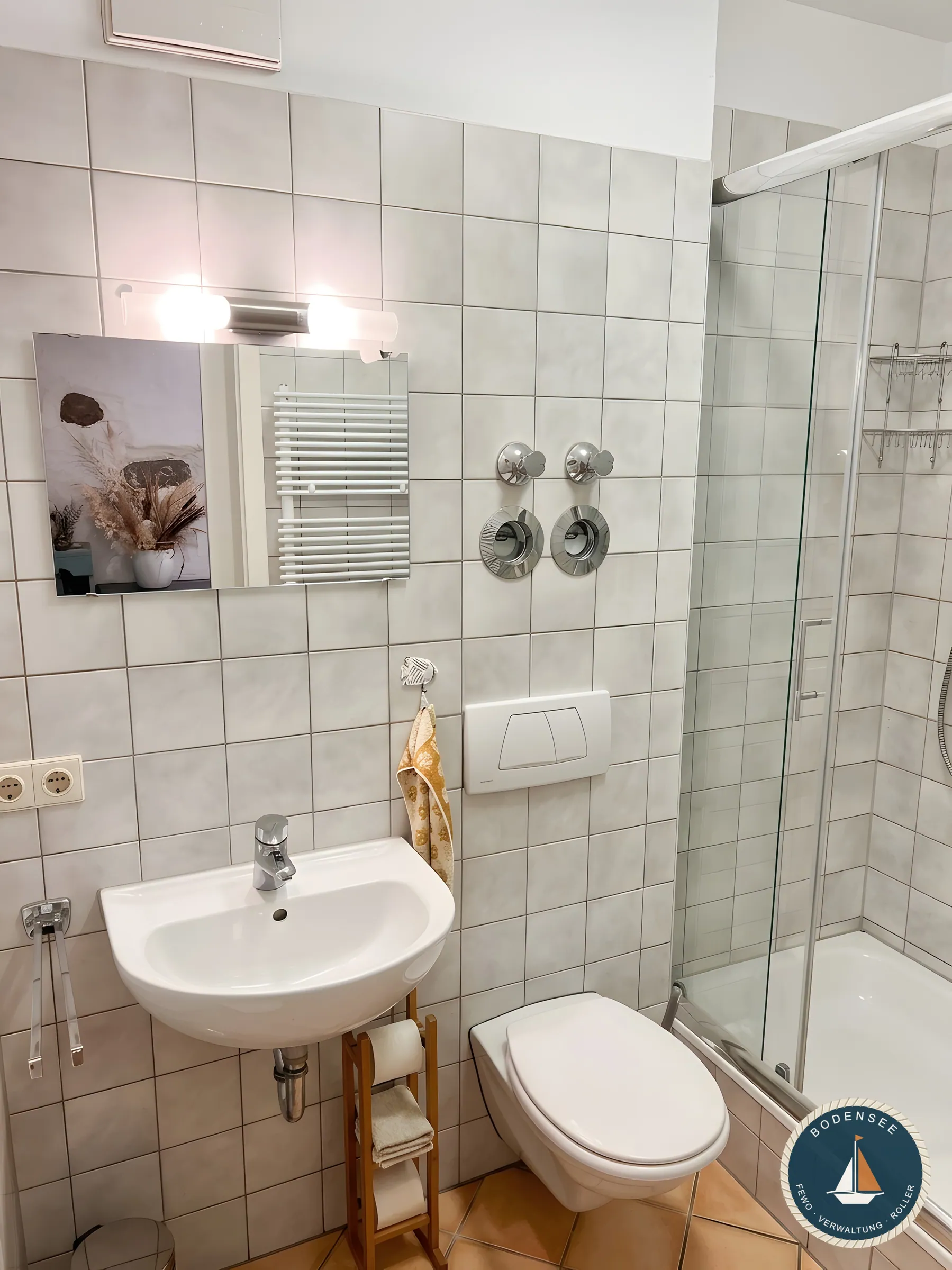 Waschbecken und Dusche im Bad des Zum Hinteren Kranich in Konstanz – Zum Hinteren Kranich in Konstanz