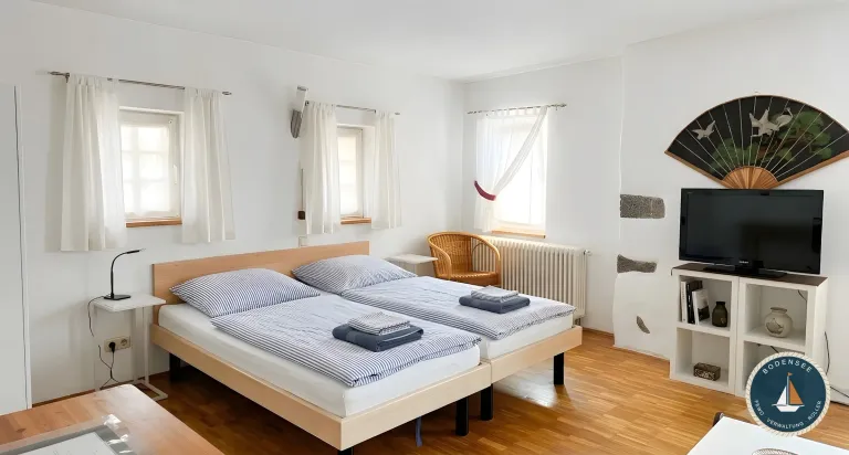 Doppelbett mit gefalteten Handtüchern im Zum Hinteren Kranich in Konstanz – Zum Hinteren Kranich in Konstanz