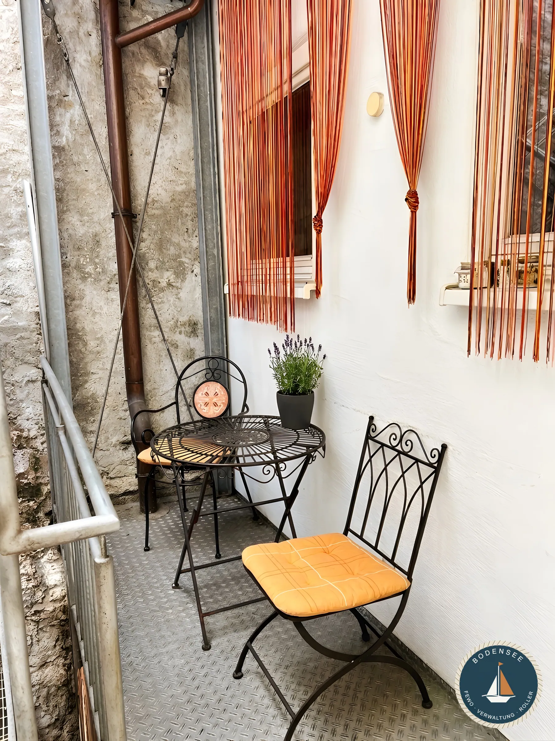 Kleiner Sitzplatz mit Tisch und zwei Stühlen am Fenster im Zum Hinteren Kranich in Konstanz – Zum Hinteren Kranich in Konstanz