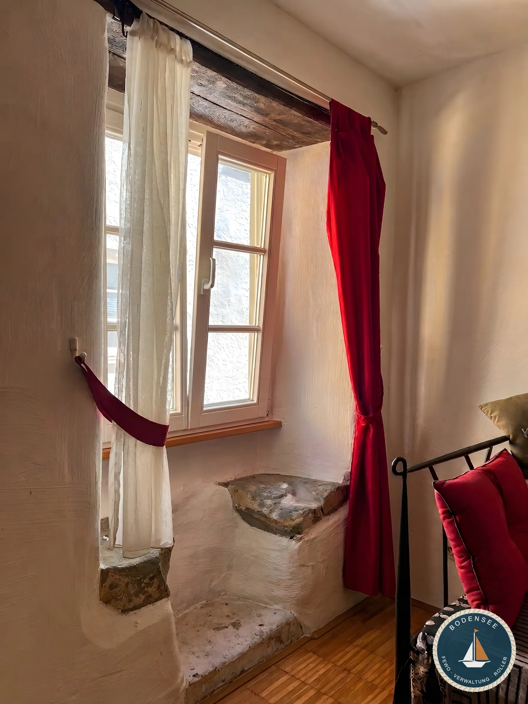 Fensternische mit rotem Vorhang im Zum Hinteren Kranich in Konstanz – Zum Hinteren Kranich in Konstanz