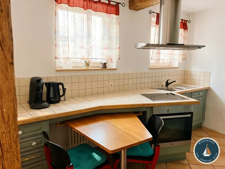 Küche mit Kochfeld und Spüle im Zum Hinteren Kranich in Konstanz – Zum Hinteren Kranich in Konstanz