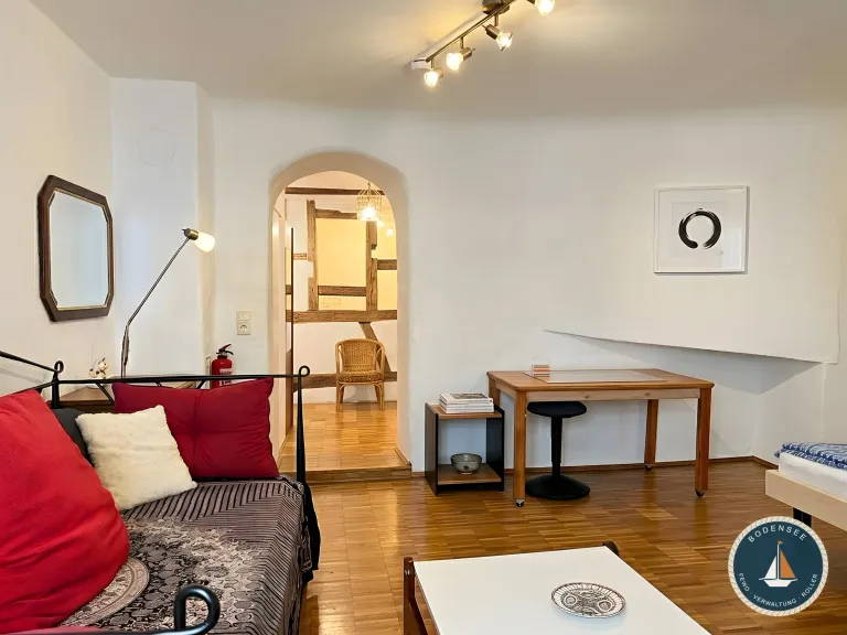 Rotes Sofa und heller Tisch im Zum Hinteren Kranich in Konstanz – Zum Hinteren Kranich in Konstanz
