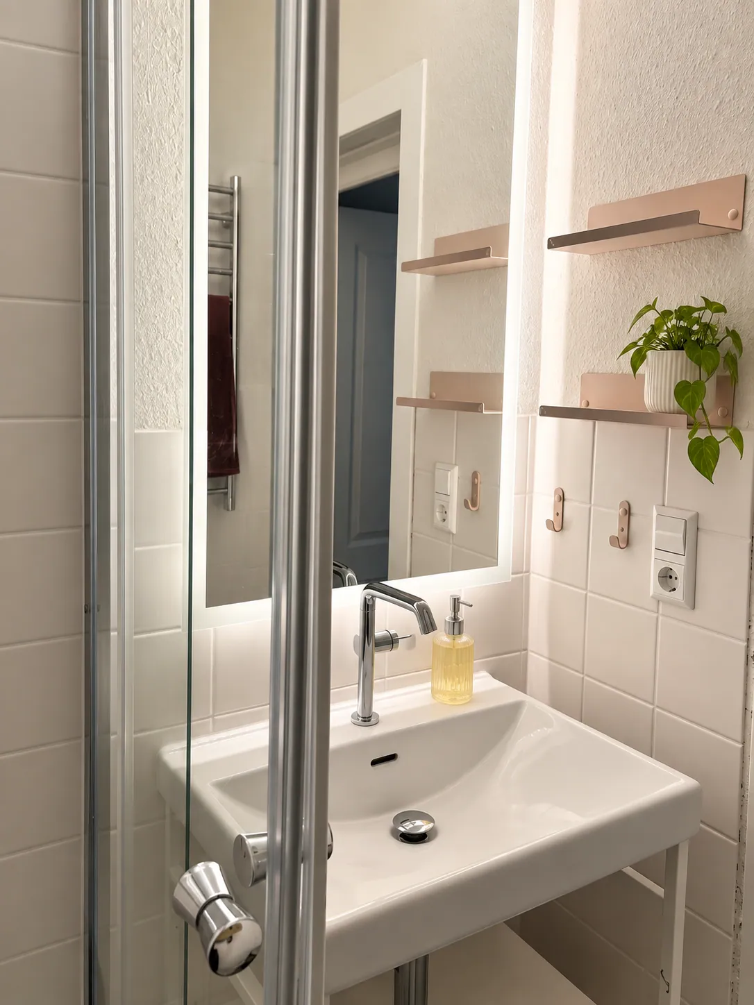 Waschbecken mit Spiegel im Bad im Zum Wilden Mann in Konstanz – Zum Wilden Mann in Konstanz