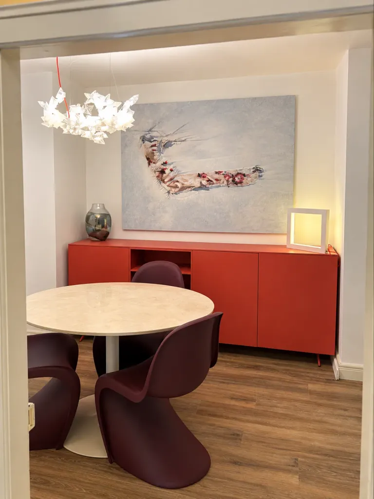 Essplatz mit rundem Tisch und rotem Sideboard im Zum Wilden Mann in Konstanz – Zum Wilden Mann in Konstanz