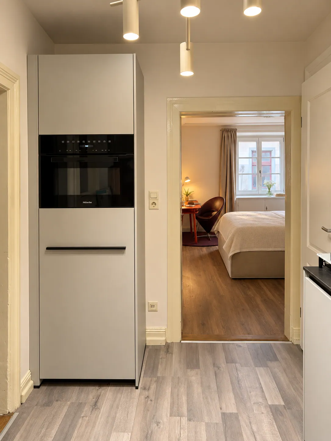 Flur mit Einbaugeräten und Blick ins Schlafzimmer im Zum Wilden Mann in Konstanz – Zum Wilden Mann in Konstanz