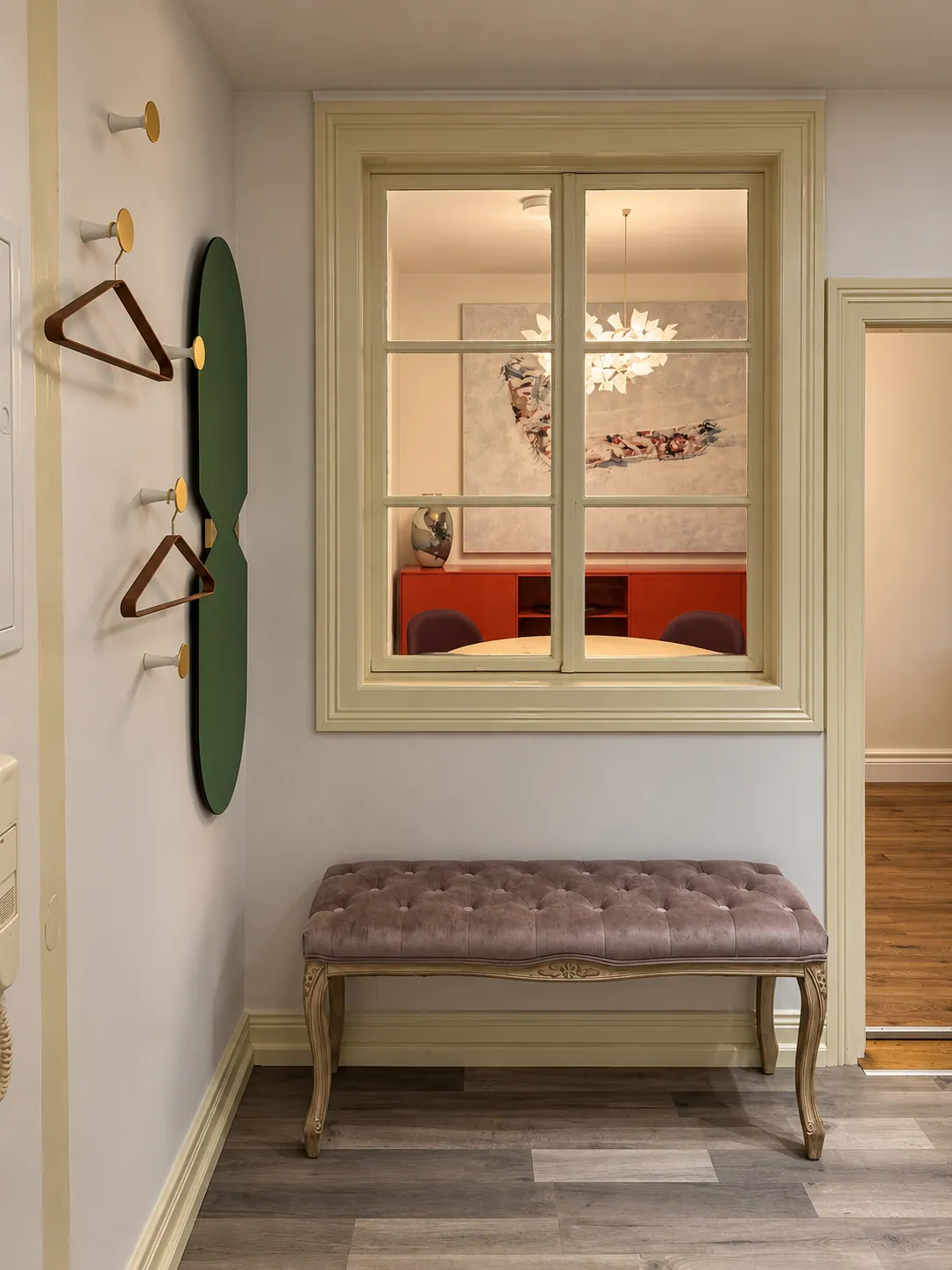 Flur mit Sitzbank und Fensterdurchblick im Zum Wilden Mann in Konstanz – Zum Wilden Mann in Konstanz
