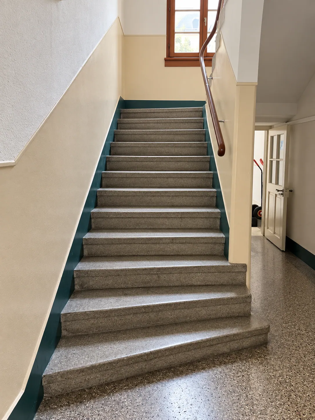 Treppenhaus mit Steintreppe im Zum Wilden Mann in Konstanz – Zum Wilden Mann in Konstanz