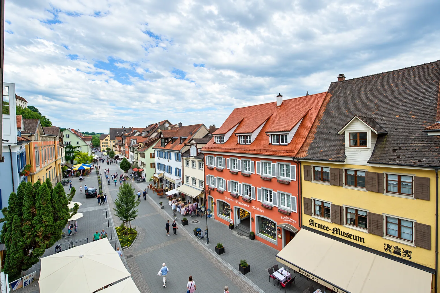 Blick über die Straße in der Meersburger Unterstadt – Schmuckstück am Tor in Meersburg