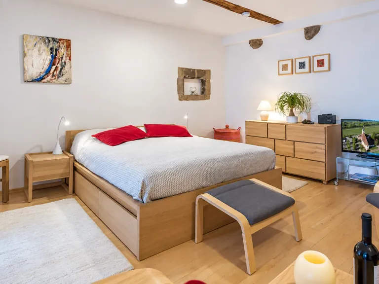 Doppelbett mit Kommode und Fernseher im Schmuckstück am Tor in Meersburg – Schmuckstück am Tor in Meersburg