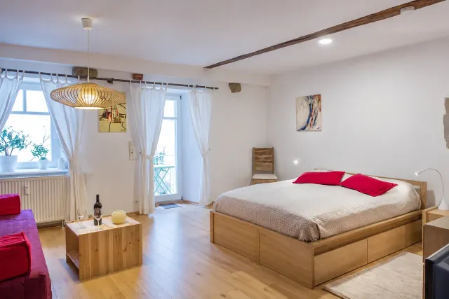 Schlaf- und Wohnbereich mit Doppelbett und Fenster im Schmuckstück am Tor in Meersburg