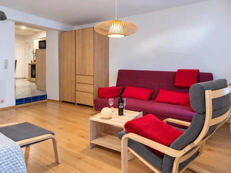 Rotes Sofa und Sessel im Schmuckstück am Tor in Meersburg – Schmuckstück am Tor in Meersburg